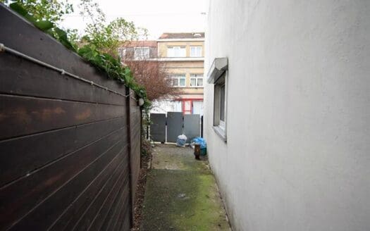 House for sale  4 bedrooms 140 m², 300000 €