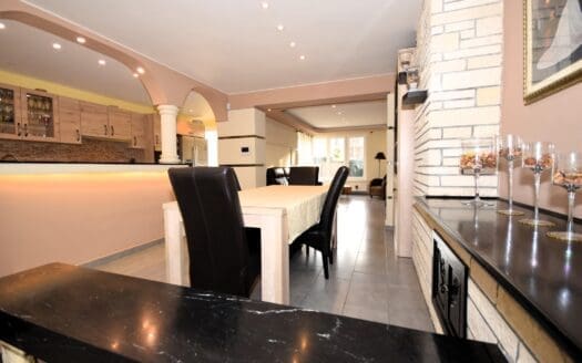 House for sale  4 bedrooms 200 m², 420000 €