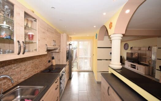 House for sale  4 bedrooms 200 m², 420000 €