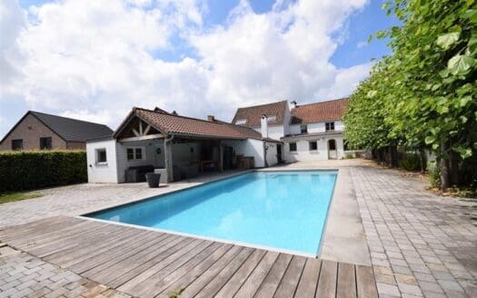 House for sale  4 bedrooms 330 m², 695000 €