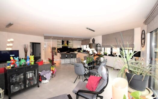 Flat for sale  3 bedrooms 147 m², 395000 €